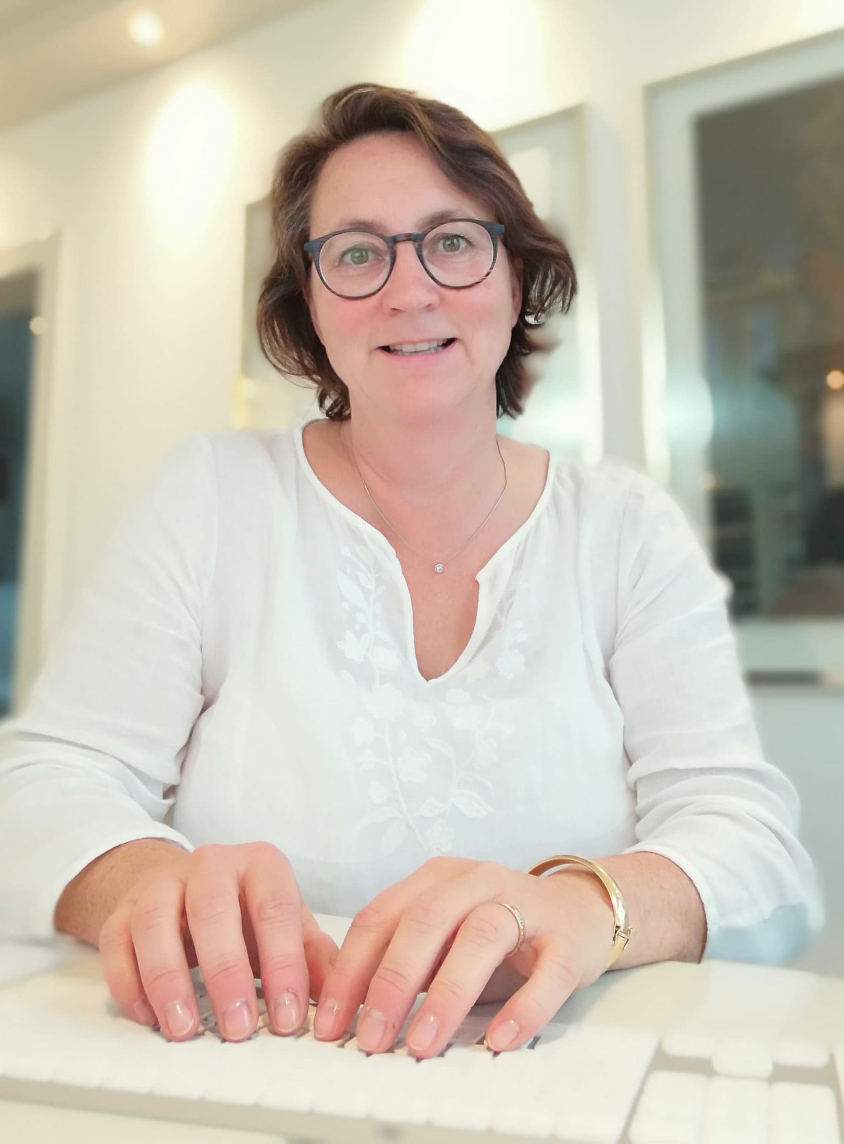 Porttraeft-von-Camilla-Altvater-am-PC schreibend